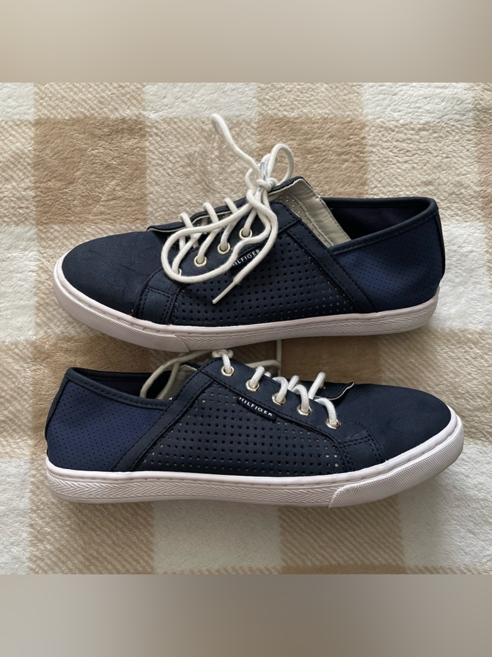 Tommy Hilfiger Women’s 6.5 M Navy Casual Lace-Up Sneakers